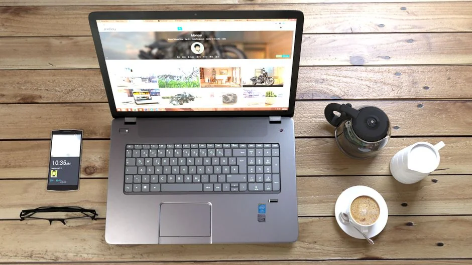 Un espace de travail moderne avec deux écrans d’ordinateur affichant des projets de web design, mettant l’accent sur la technologie et la productivité.
